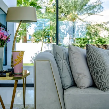 الحرير مستخدم في تنجيد الأريكة