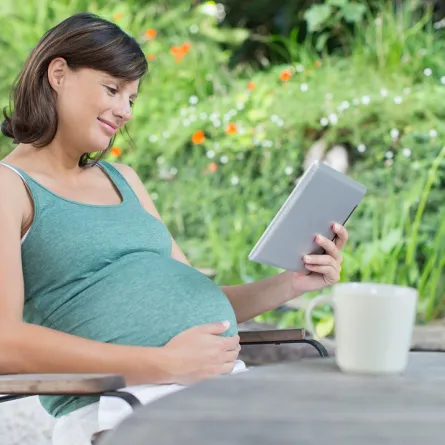 صورة لحامل تقرأ  وهي مستمتعة 