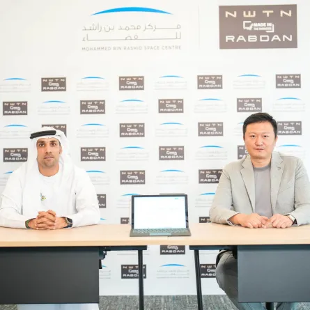 أثناء توقيع الاتفاقية. الصورة من الحساب الرسمي لمركز محمد بن راشد على منصة x