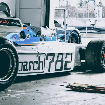 انطلاق بطولة العالم للفورمولا 1 لموسم 2024 على مضمار حلبة البحرين الدولية. الصورة من موقع unsplash by Carl Gelin