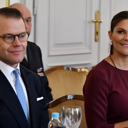 ولية العهد السويدية الأميرة فيكتوريا وزوجها الأمير دانيال في سرايفو (Crown Princess Victoria and her husband Prince Daniel in Sarajevo). مصدر الصورة: ELVIS BARUKCIC / AFP