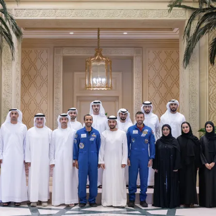 الشيخ حمدان بن زايد آل نهيان مع وفد من مركز محمد بن راشد للفضاء وفريق مهمة "طموح زايد 2". الصورة من الحساب الرسمي لسلطان النيادي على منصة x