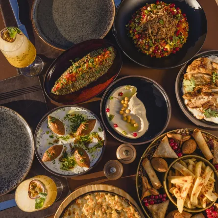 أجواء رمضانية مميزة في قلب الصحراء مع منتجع بانيان تري العُلا 