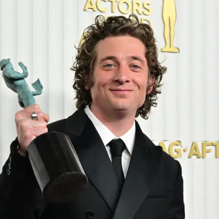 جيريمي ألين وايت في حفل توزيع جوائز SAG لعام 2023 (Jeremy Allen White during the 29th Screen Actors Guild Awards). مصدر الصورة: Frederic J. Brown / AFP