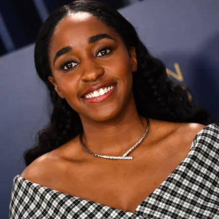 آيو إدبيري في حفل توزيع جوائز نقابة ممثلي الشاشة (Ayo Edebiri arrives for the 30th Annual Screen Actors Guild awards). مصدر الصورة: Valerie Macon / AFP