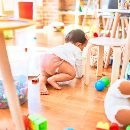 صورة لطفل يلعب بثقة وحده