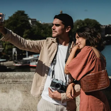 زوجان يلتقطان صورة ووراءهما بحيرة