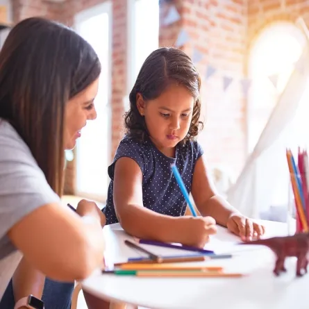 صورة لأم تجلس مع ابنتها