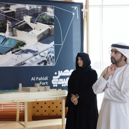 حمدان بن محمد يطّلع على سير العمل في مشروع إعادة تأهيل حصن الفهيدي التاريخي - (مصدر الصورة: حساب المكتب الإعلامي لحكومة دبي على إنستقرام)