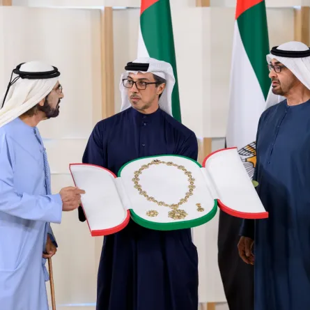 الشيخ محمد بن زايد آل نهيان، والشيخ محمد بن راشد آل مكتوم، والشيخ منصور بن زايد آل نهيان