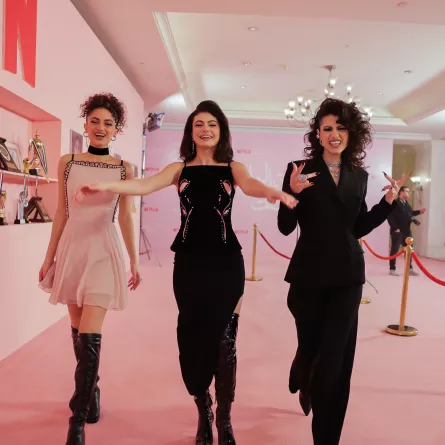 تارا عبود وكيرا يغنم وتاليا الأنصاري - الصور من المكتب الإعلامي لمنصة نتفليكس