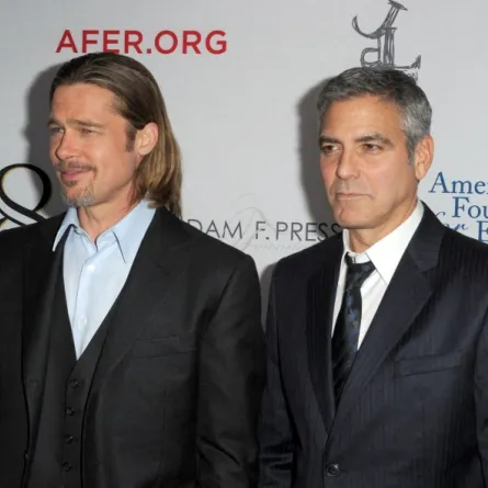 براد بيت وجورج كلوني Brad Pitt and George Clooney في عرض '8' عام 2012.. (مصدر الصورة: KEVIN WINTER / GETTY IMAGES NORTH AMERICA / Getty Images via AFP)