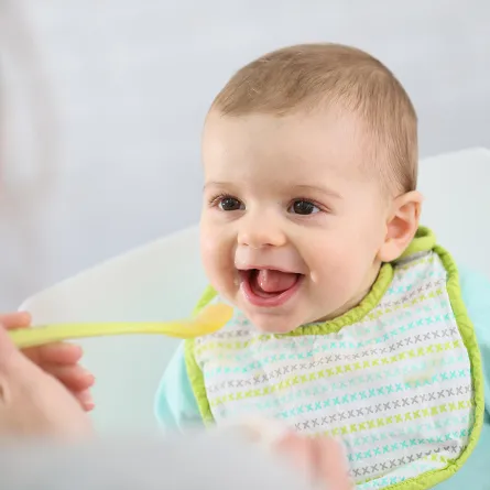 عدد وجبات الطفل في عمر السنة بجانب اللبن