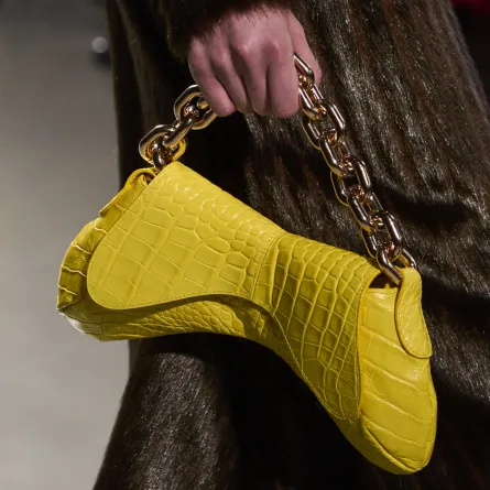 حقيبة صفراء من أوايك مود Awake Mode- الصورة من Launchmetrics/Spotlight ©