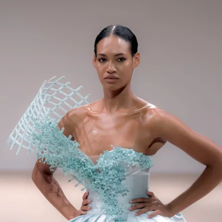 فستان أزرق باستيل من ماركة Michael Cinco - تصوير أحمد الليثي- خاص سيدتي