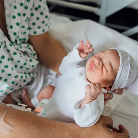 صورة أم مع طفلها