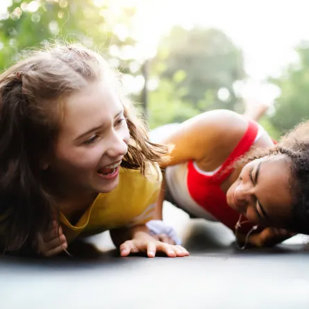 صورة لفتاتين تتنافسان