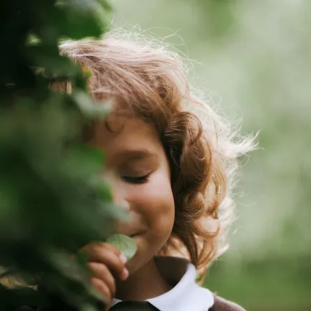 صورة يختبئ من خجله