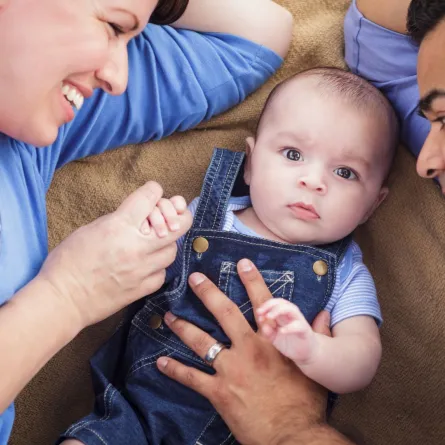 صورة والدين مع ابنهما