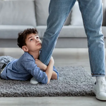 صورة طفل يترجى أمه