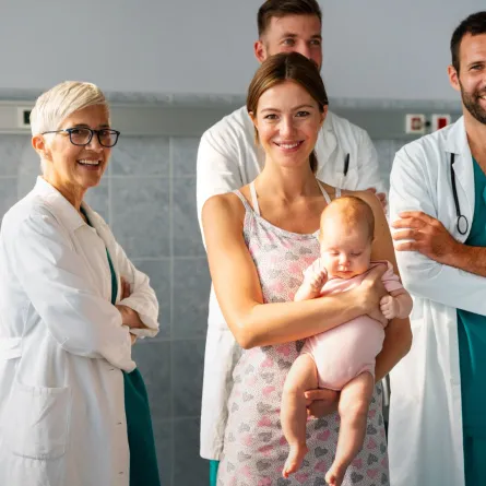 صورة عن الأم والأطباء