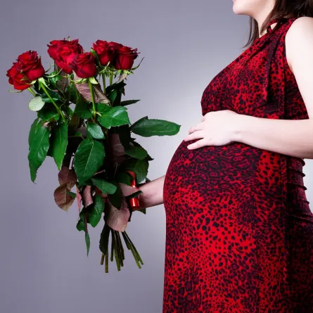 حامل تحمل وروداً 