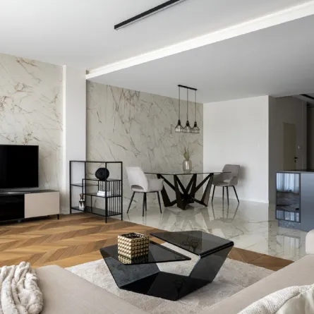 جدران منطقة المعيشة مكسوة بمادة بديل الرخام