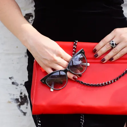 أكسسوارات باللون الأحمر موضة 2024 