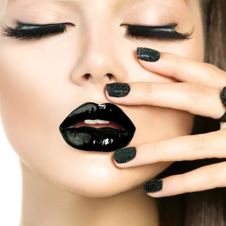 أحمر الشفاه الأسود لإطلالة مبهرة تتسم بالجرأة