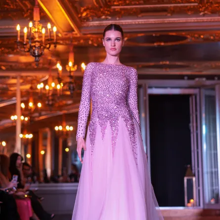 تصميم من أتيليه زهرة في أسبوع لندن للموضة -الصورة من الدار