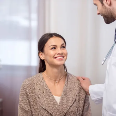 صورة امرأة عند الطبيب