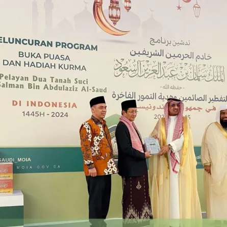 تدشين الشؤون الإسلامية لمائدة إفطار في إندونيسيا - الصورة من حساب وزارة الشؤون الإسلامية على إكس