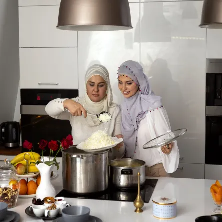 امرأتان تحضران إفطار رمضان