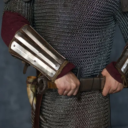 رجل يمسك سيف 