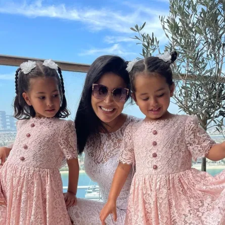 ريم السعيدي وابنتاها- الصورة من حسابها على انستغرام.