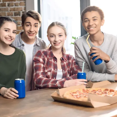 صورة مراهقين يتناولون الأكلات السريعة