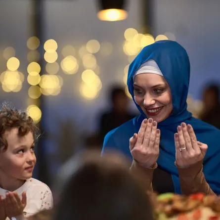 صورة أم وطفلها في رمضان