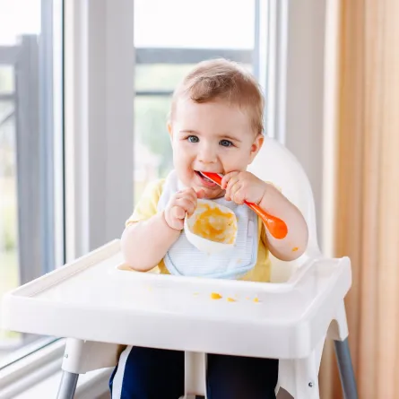 طفل رضيع يتناول الطعام 