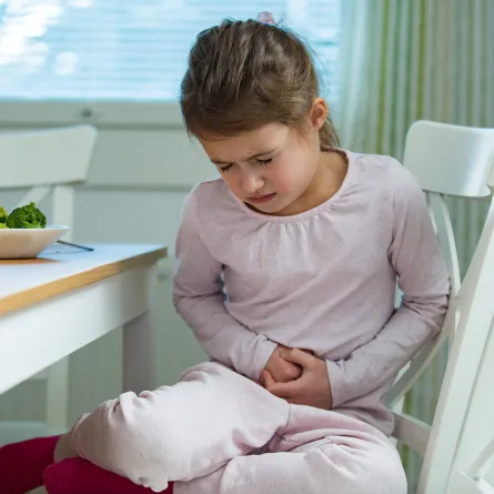 طفلة تشعر بألم في البطن 