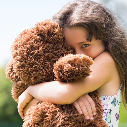 طفلة تشعر بالخجل 