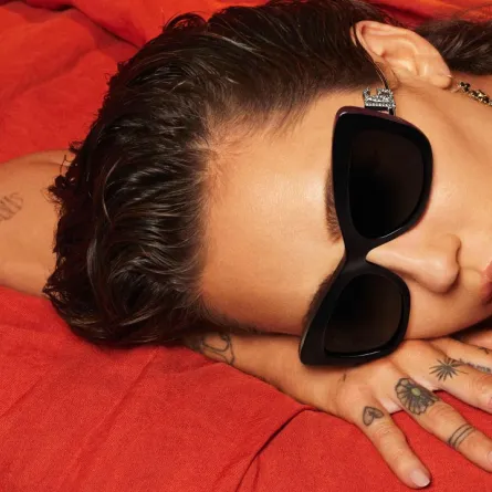 النجمة مايلي سايرس Miley Cyrus تضع نظارات من دولتشي أند غابانا Dolce & Gabbana