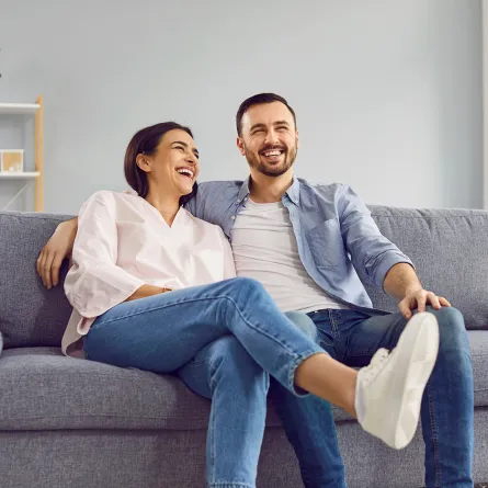 زوجان يمزحان بسعادة مع بعضهما البعض في المنزل