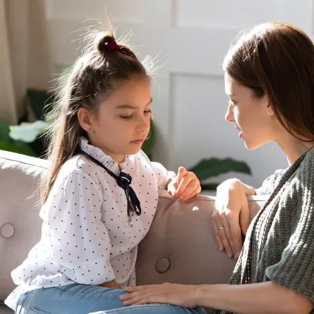 طفلة تتحدث مع والدتها