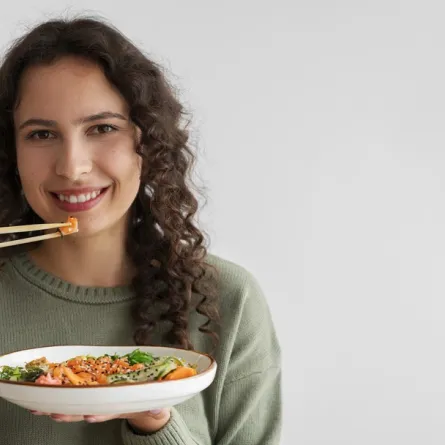 صورة لامرأة تتناول الطعام