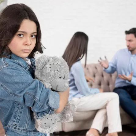 صورة لطفلة حزينة قلقة بسبب خلافات الوالدين 