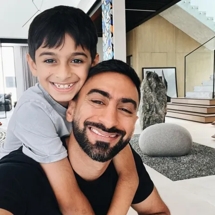 أنس بوخش وابنه- الصورة من حسابه على إنستغرام