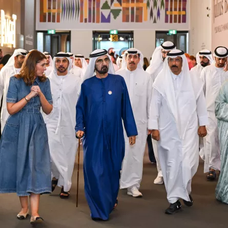 الشيخ محمد بن راشد أثناء زيارته لآرت دبي. الصورة من مكتب دبي الإعلامي