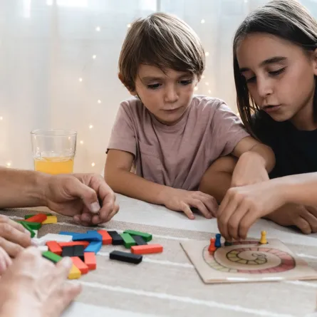 طفلان يمارسان الألعاب الذهنية