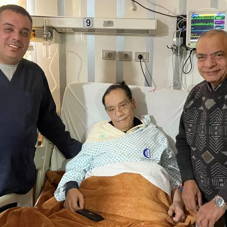 حلمي بكر من أزمته الصحية الأخيرة -الصورة من حساب الدكتور عاطف إمام على الفيس بوك
