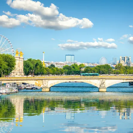 جسر الكسندر الثالث هو رابط لبعض روائع باريس الهامة